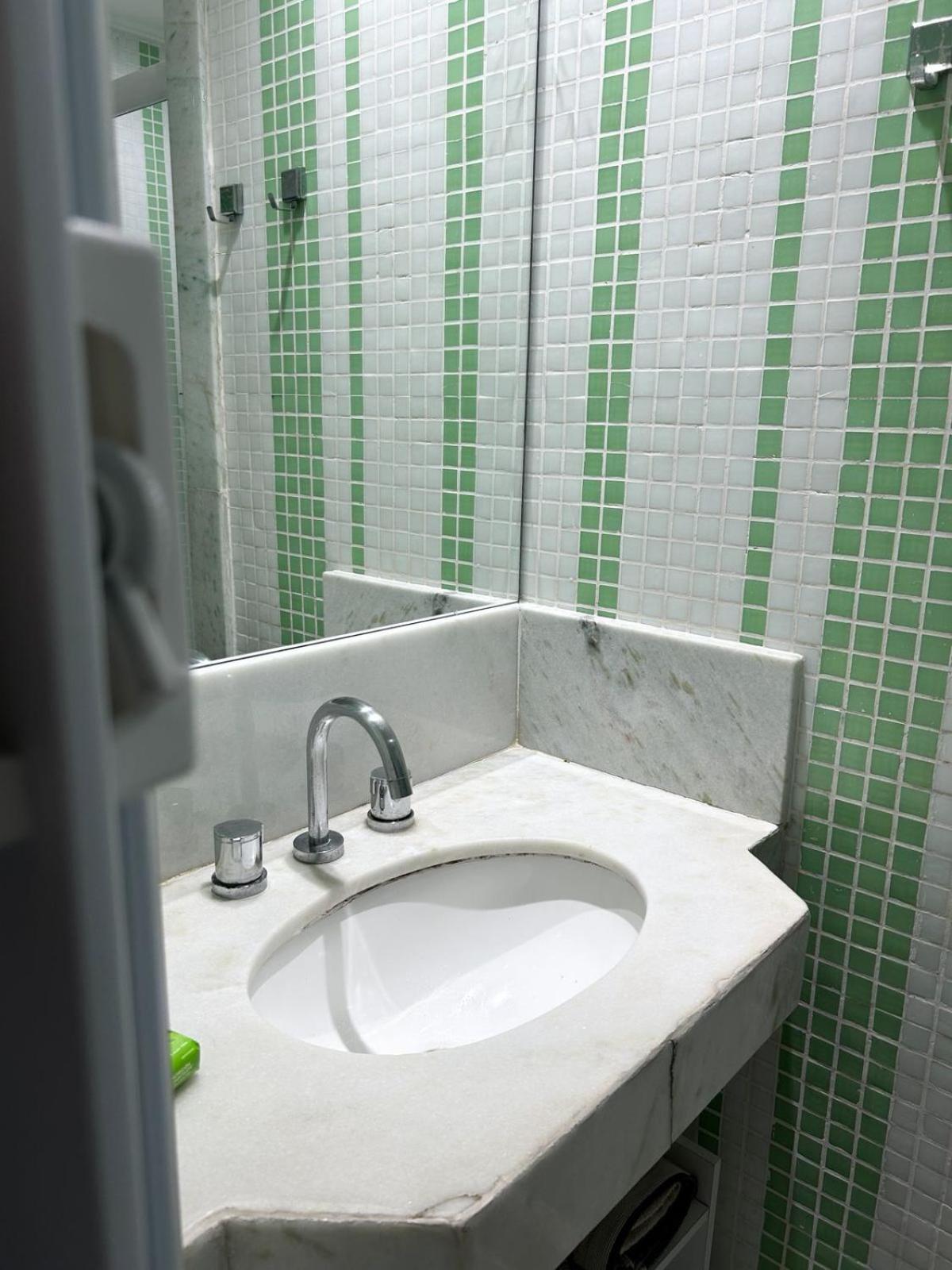 Apto Na Barra A Poucos Minutos Do Metro E Da *